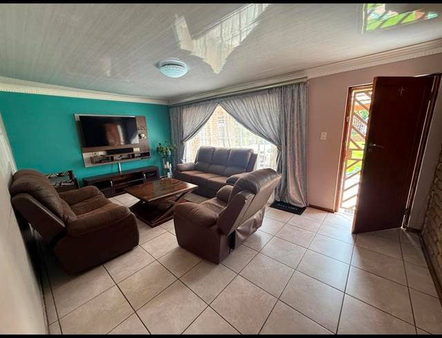 6 BEDROOM HOUSE FOR SALE IN THE REEDS